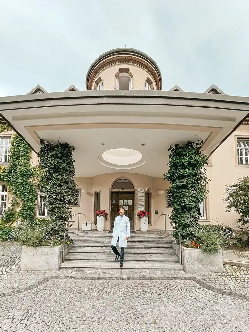 Home 5 Plastische Chirurgie in München - Dr. Schenck vor seiner Klinik